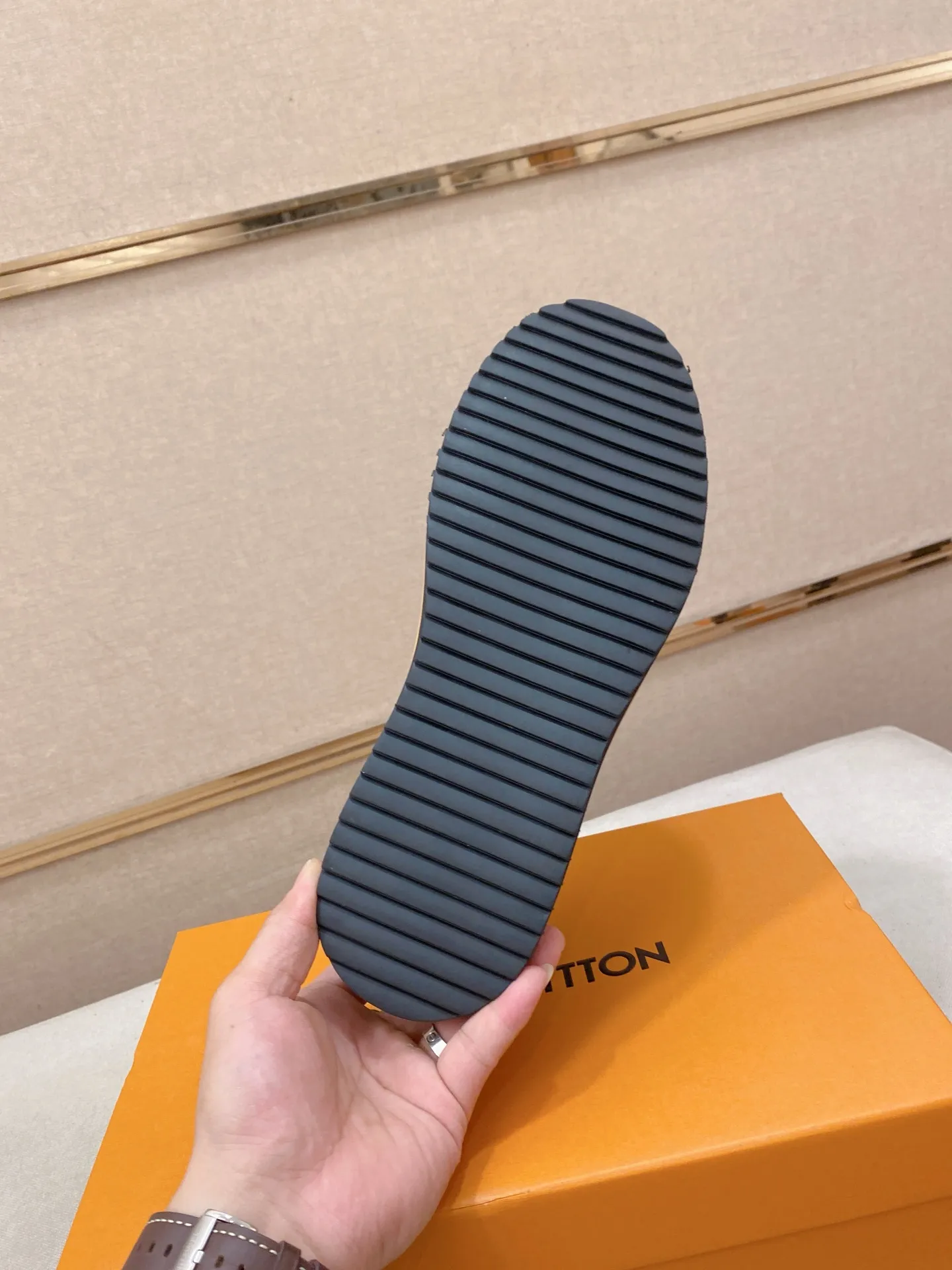 Men's clothing and shoes 400💰Louis Vuitton (Louis Vuitton/LV) top 🔍🔍 new models are on sale at the same time, the upper 🇮🇹 imported first-layer cowhide from Italy, fully imported sheepskin lining 💪💪, completely 1⃣️ to 1 ⃣️Re-engraved🇮🇹💪💪, ⚠Sole: The original sole is specially provided by the original factory, the exclusive movable molded sole is super comfortable, ⚠The original factory follows the order, 🔍🔍high quality, you can enter and exit the counter at will, welcome to compare⚠. Code number:38-44